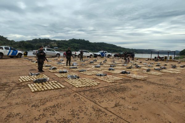 Operativo de película en el Paraná: intentaron ingresar más de tres toneladas de marihuana en lancha y huyeron a pie