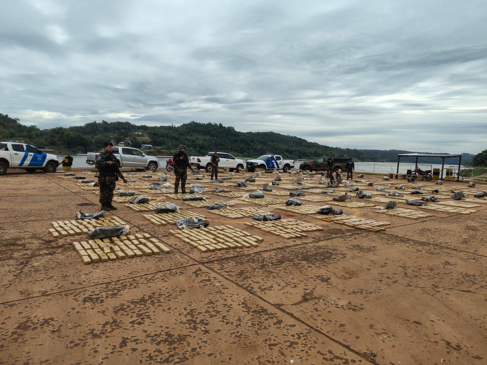 Operativo de película en el Paraná: intentaron ingresar más de tres toneladas de marihuana en lancha y huyeron a pie