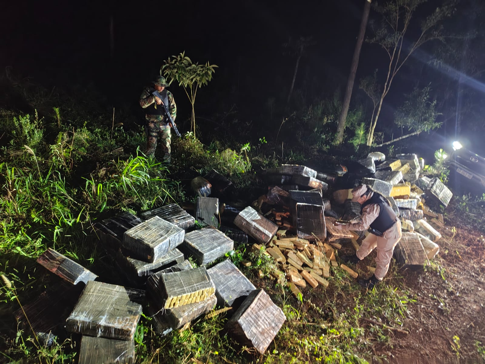 Así estaban los bultos de marihuana encontrados por Prefectura