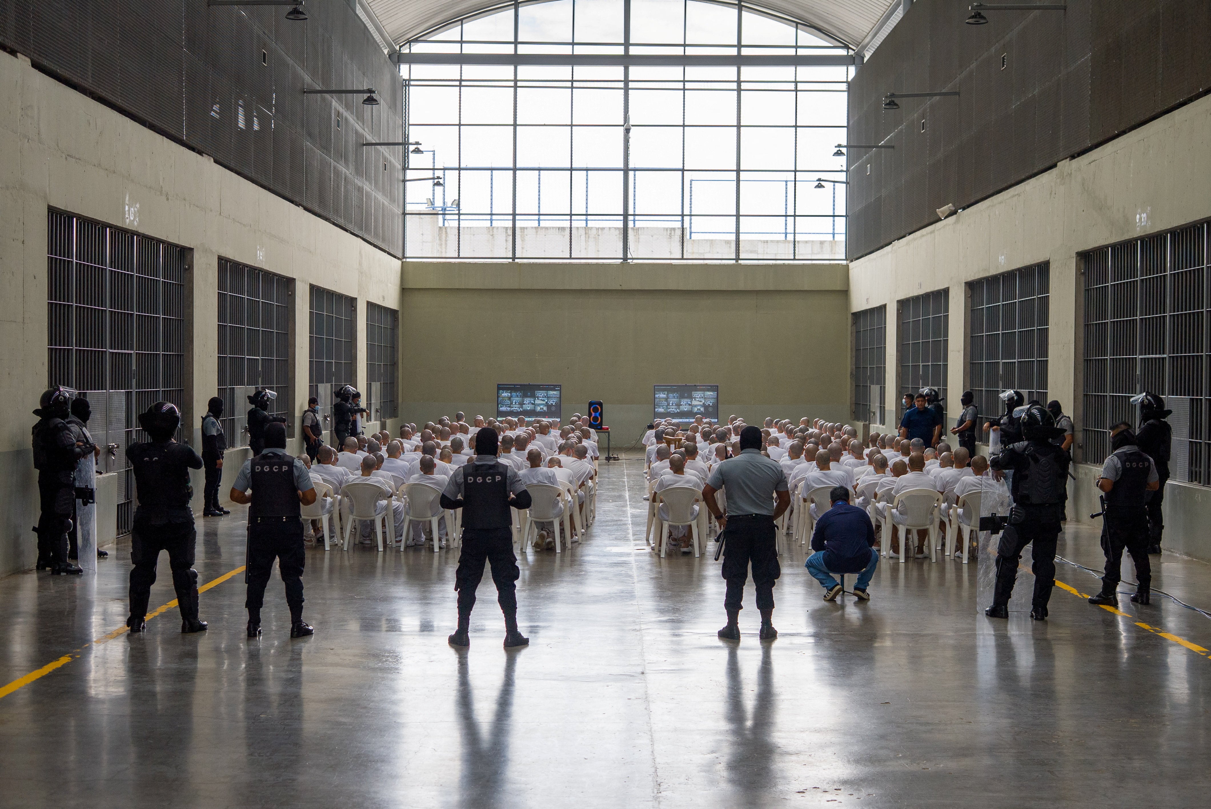 Ante la crisis carcelaria y el auge del crimen organizado, la presidenta Laura Fernández anunció una “reforma profunda” del Estado. Entre las medidas, incluyó la construcción del Centro de Alta Contención contra el Crimen Organizado (CACCO), una cárcel inspirada en el modelo aplicado en El Salvador por Nayib Bukele.