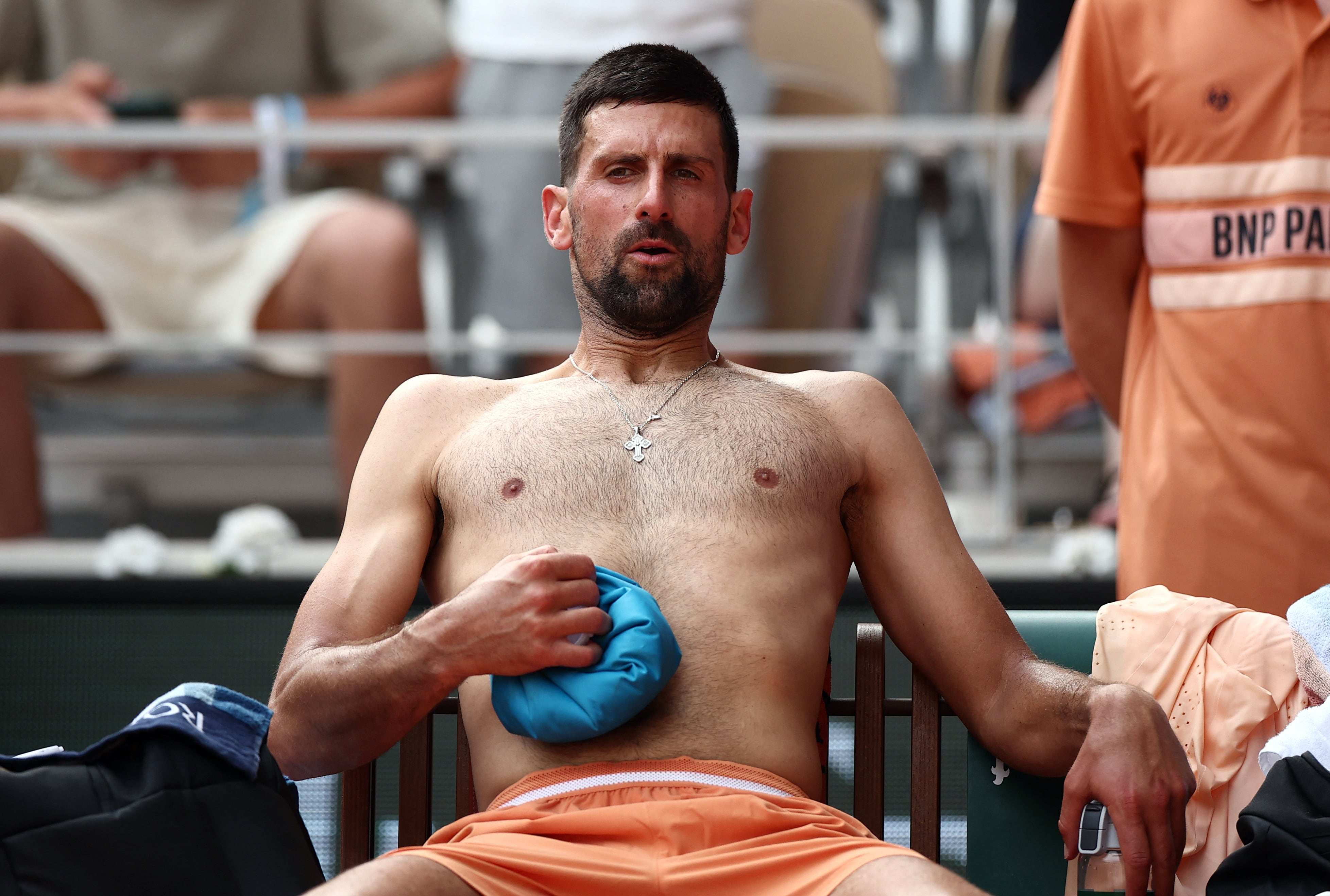 La foto del día: un Novak Djokovic extenuado cayó en cinco sets y se despidió en tercera ronda de Roland Garros (Crédito: Reuters/Guglielmo Mangiapane)