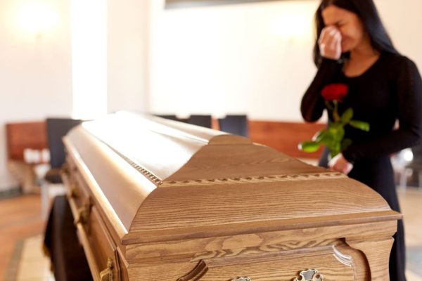 Perder a un progenitor puede afectar el poder adquisitivo de un adulto