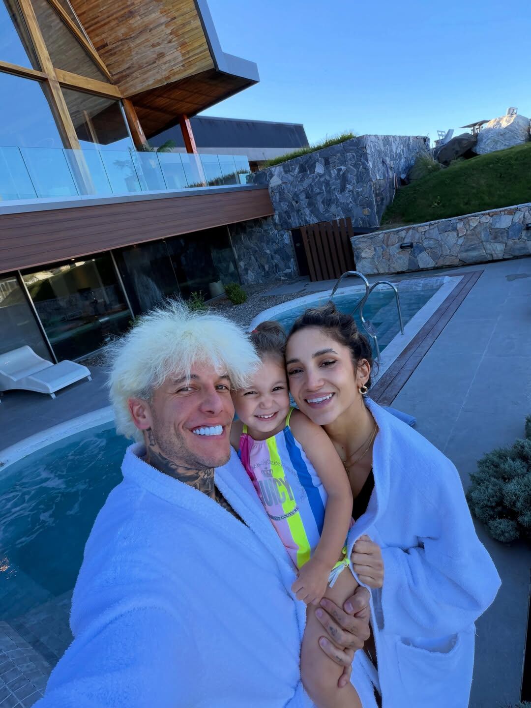 Alex Caniggia, Melody Luz y su hija Venezia posan sonrientes en un festejo íntimo de cumpleaños junto a la piscina de su lujosa residencia