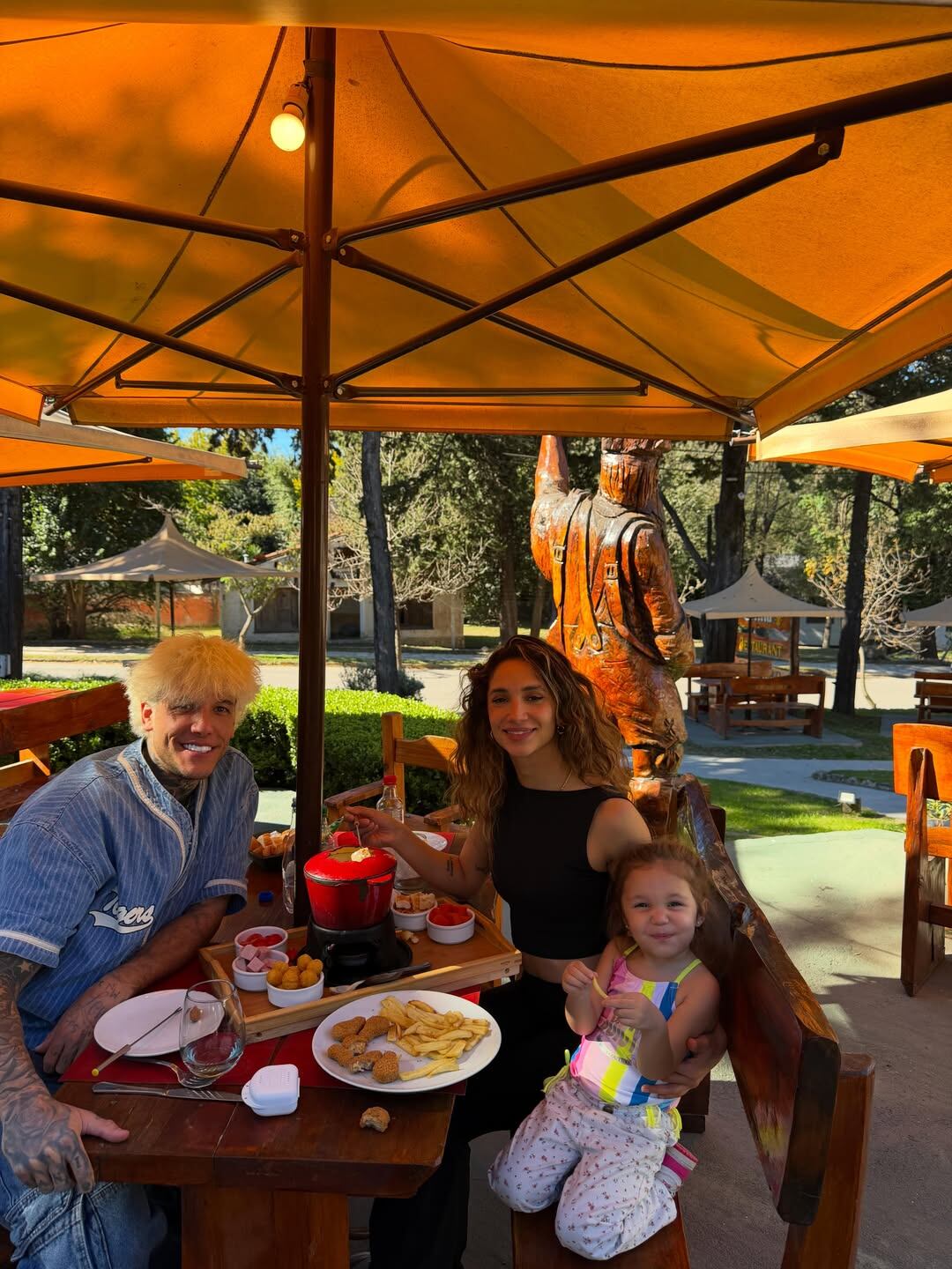 Alex Caniggia y Melody Luz festejan el cumpleaños de ella en un ambiente íntimo y familiar junto a su hija Venezia en un restaurante al aire libre