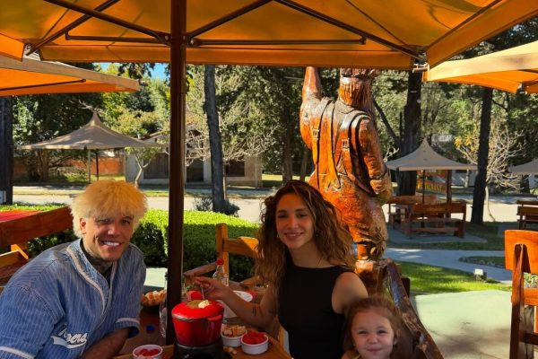 Pétalos de rosa, globos dorados y día de relax: la fiesta sorpresa de Alex Caniggia y Venezia para Melody Luz