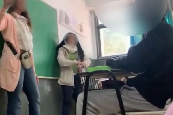 Polémica en Río Negro: una directora pateó el banco de un estudiante y reavivó la discusión sobre disciplina escolar
