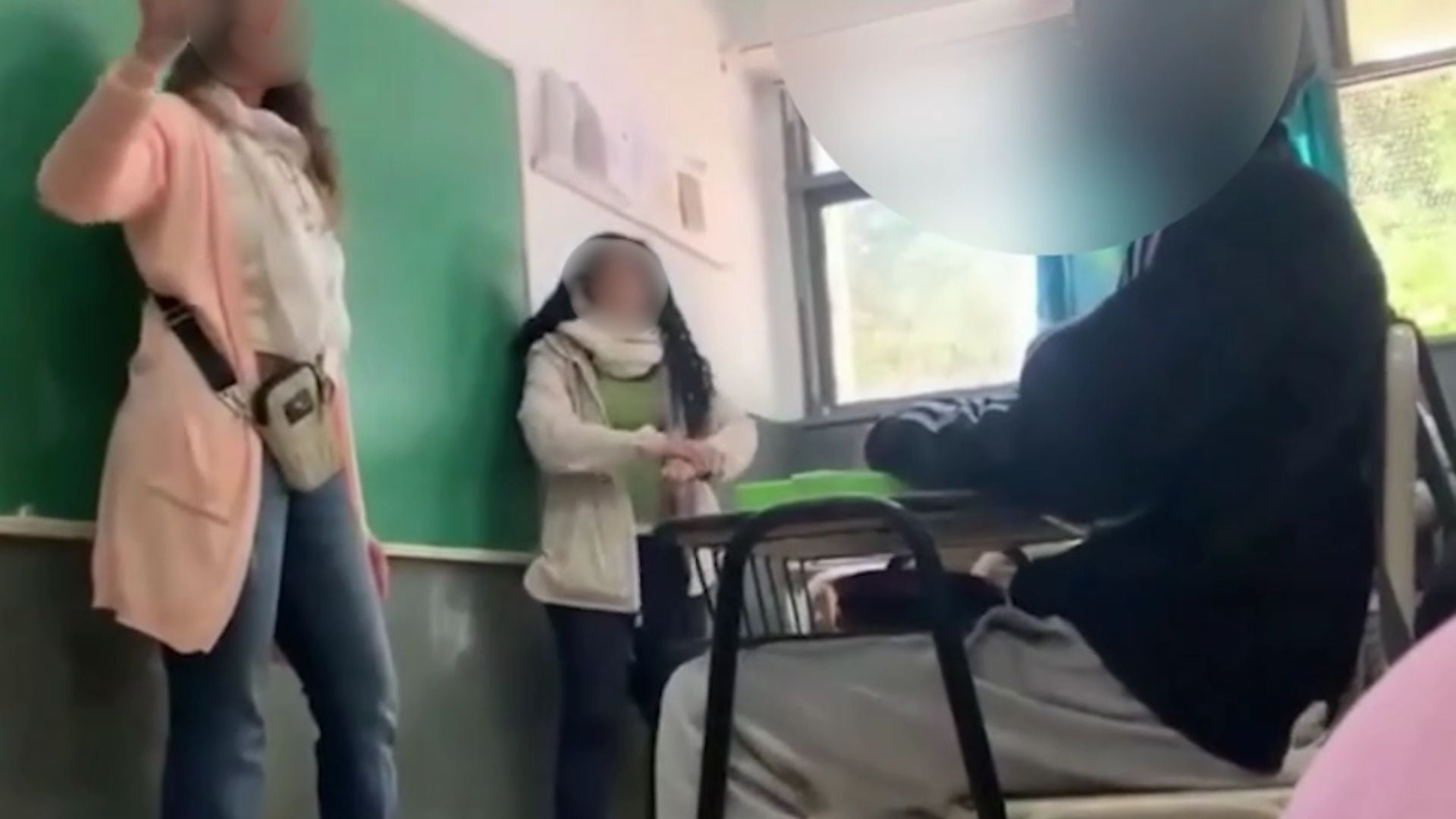 El video viral del incidente en el aula generó miles de visualizaciones y dividió opiniones en la comunidad educativa y las redes sociales (Captura de video)