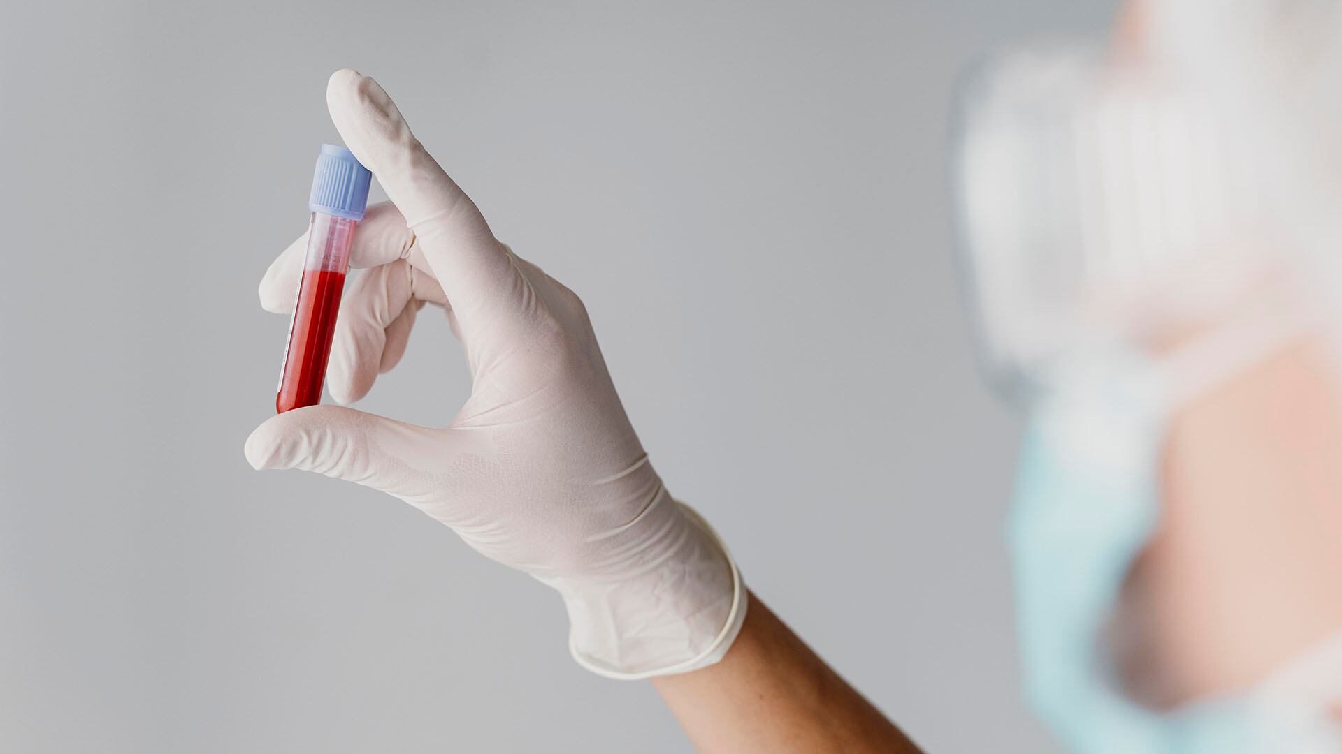 El trabajo propuso que el ADN mitocondrial, por su alto número de copias, podría servir como marcador en sangre de procesos clonales (Freepik)
