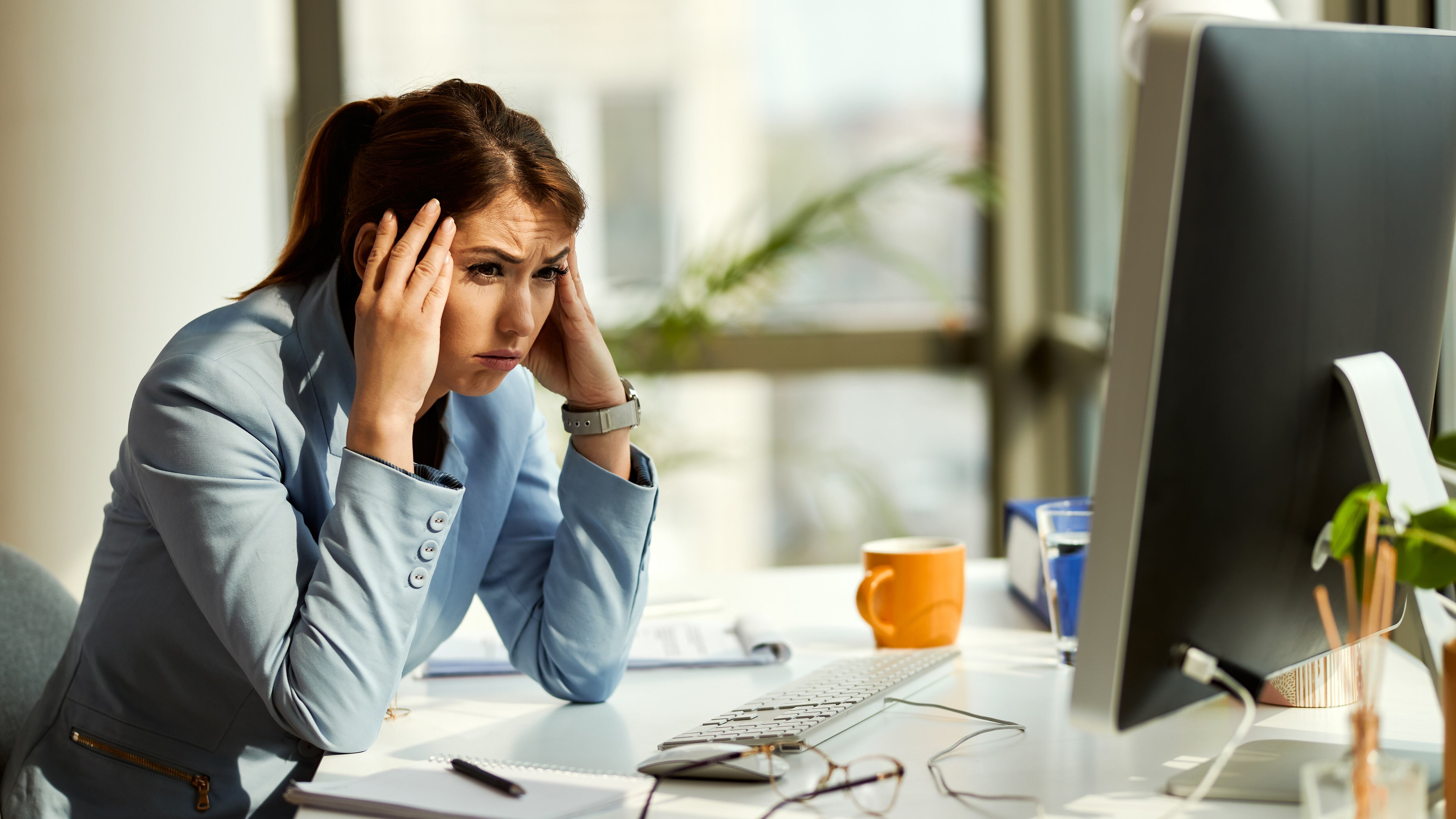 Dolores de cabeza, debilidad y cansancio persistente pueden estar vinculados con niveles bajos de hierro (Freepik)
