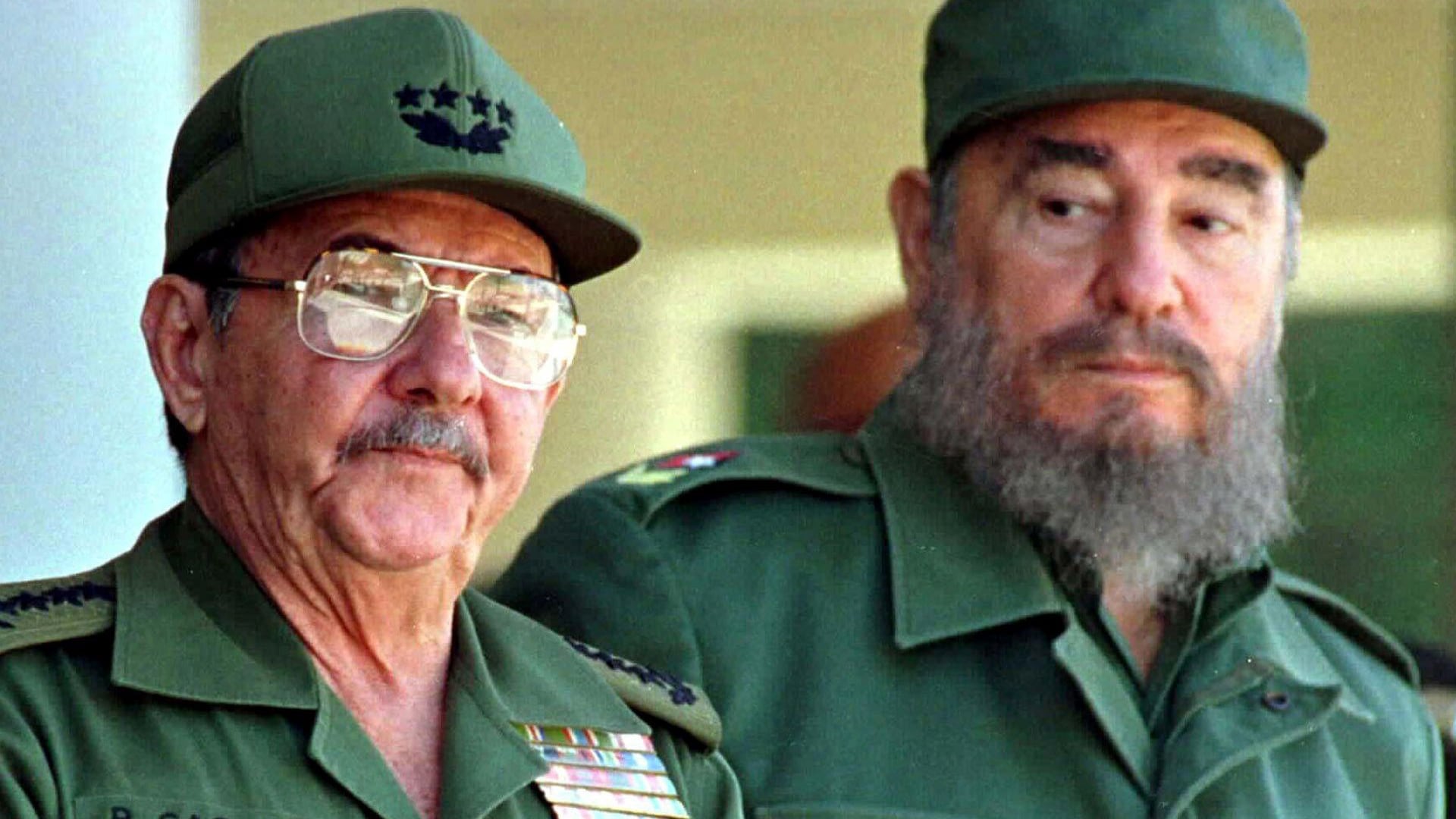 Fidel Castro y su hermano Raúl Castro presiden una ceremonia en La Habana, Cuba - Portada