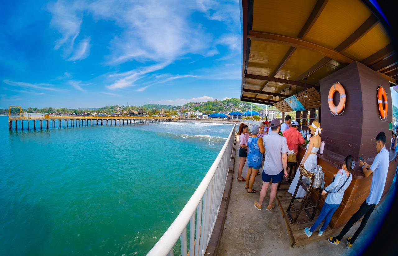 Visitantes disfrutan del área del muelle en Surf City, uno de los puntos más concurridos del Complejo Turístico del Puerto de La Libertad. (Cortesía: Secretaría de Prensa)