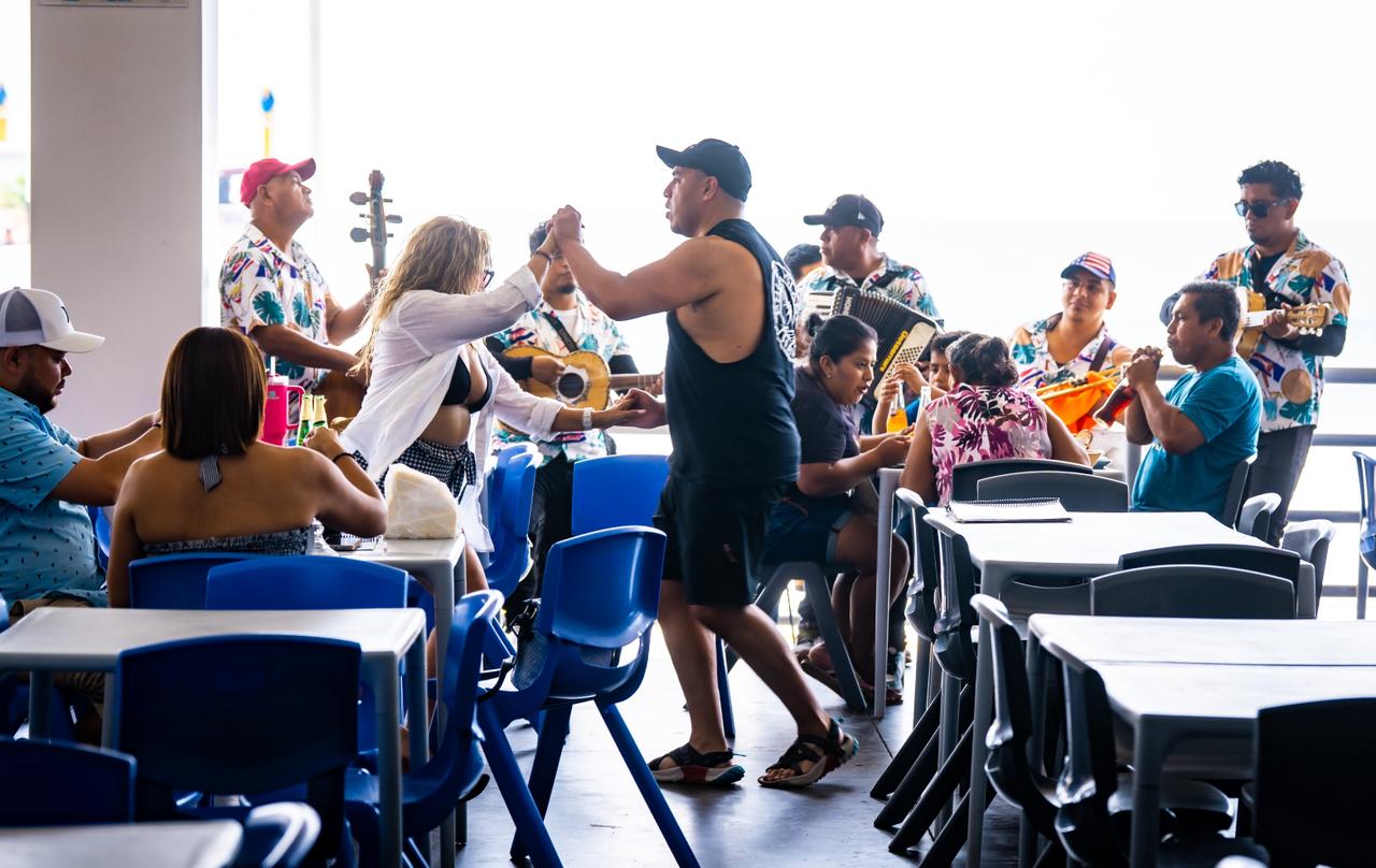 Siempre hay tiempo para el baile: turistas aprovechan la música en vivo para disfrutar y compartir un momento de alegría en los restaurantes. (Cortesía: Secretaría de Prensa)