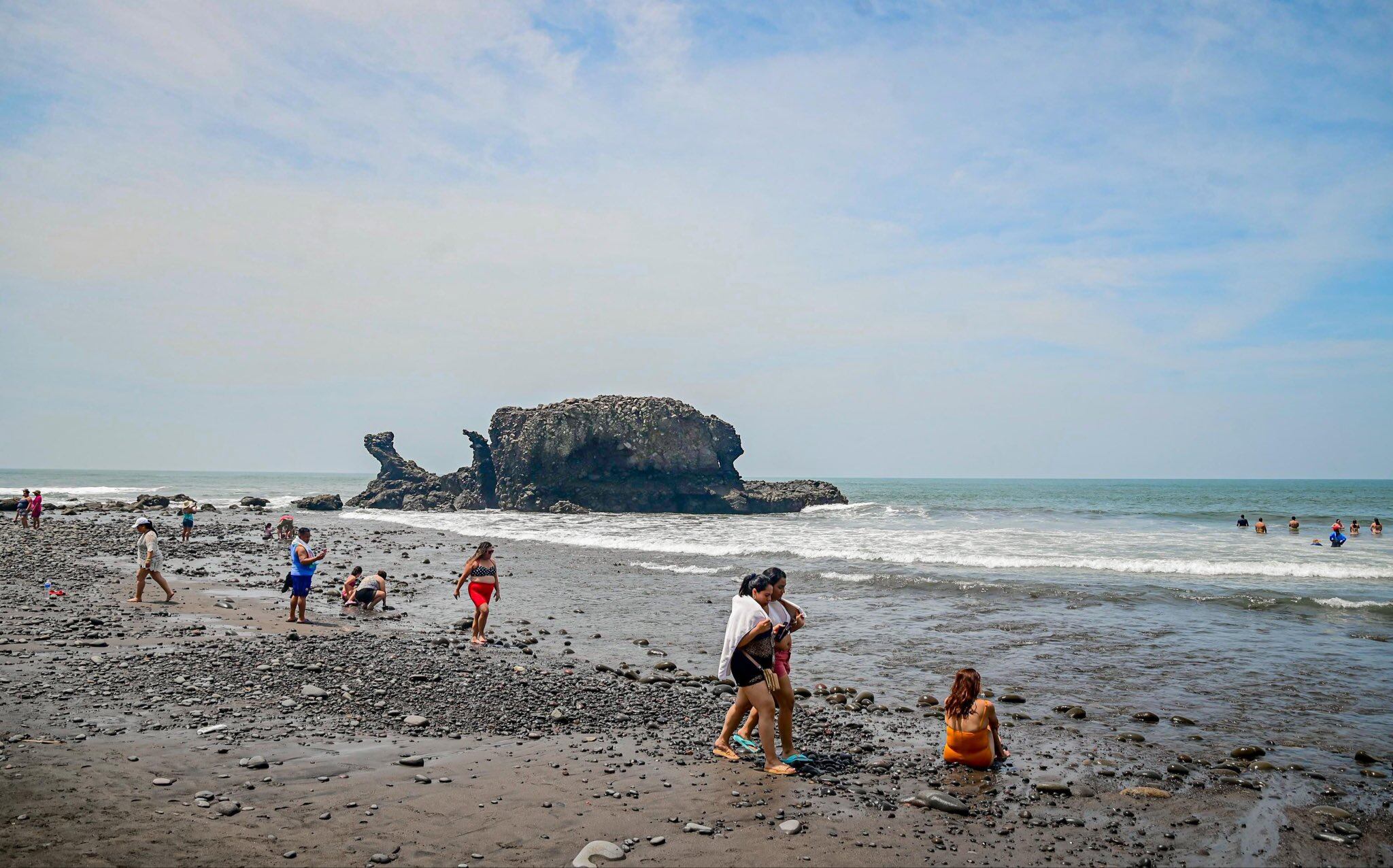 De igual forma, visitantes disfrutan del entorno rocoso y las olas en la playa El Tunco, uno de los puntos emblemáticos de La Libertad Costa. (Cortesía: Secretaría de Prensa)