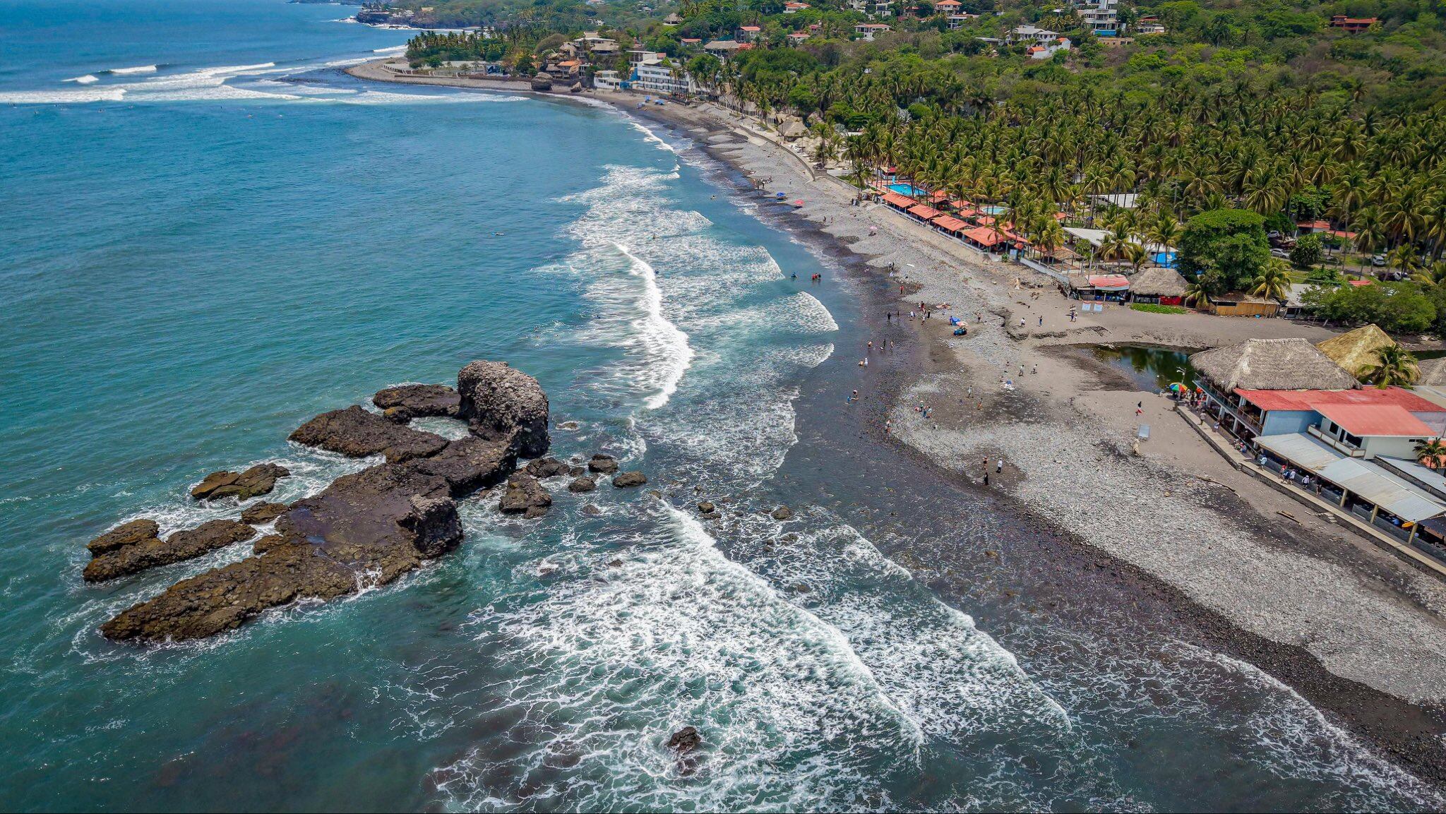 Desde las alturas, la playa y las formaciones rocosas muestran la riqueza natural del destino y la variedad de espacios para el esparcimiento.(Cortesía: Secretaría de Prensa)