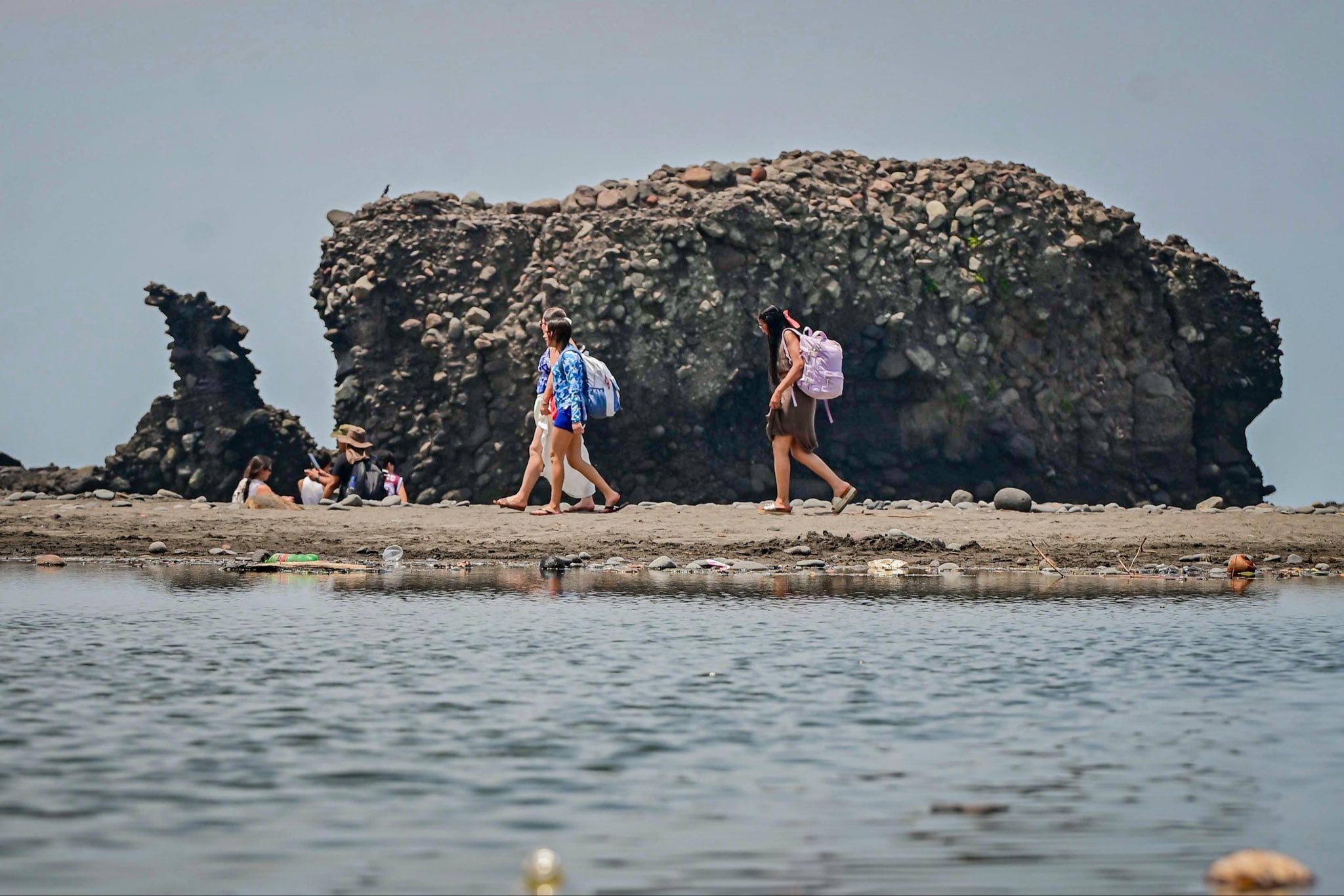 El paisaje costero de El Tunco reúne a bañistas y grupos de amigos que aprovechan el fin de semana largo para vacacionar. (Cortesía: Secretaría de Prensa)