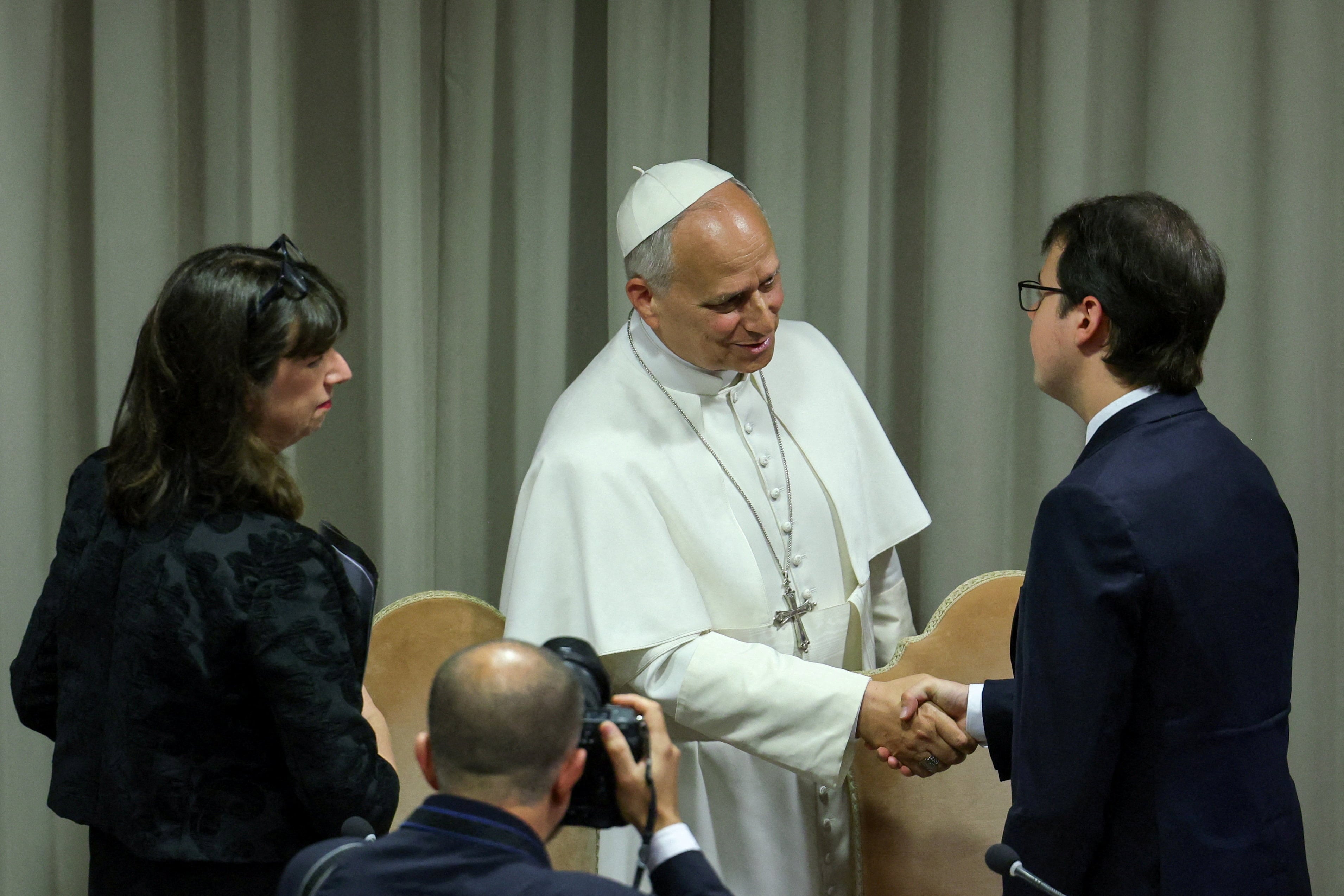El papa León XIV estrecha la mano del cofundador de Anthropic, Christopher Olah, durante la presentación de 