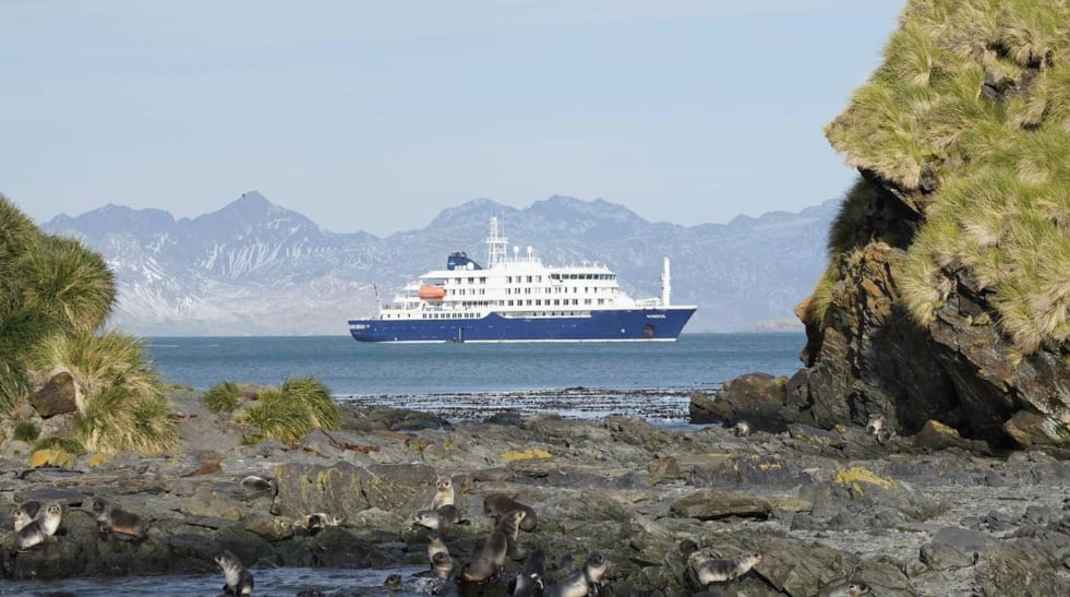 El crucero MV Hondius, con más de 170 pasajeros y 70 tripulantes, viajaba de Ushuaia a las Islas Canarias con una parada en Cabo Verde cuando surgió la situación