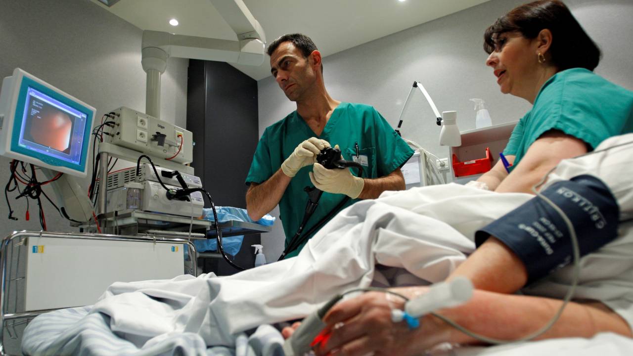La colonoscopia sigue actuando como principal método de cribado para la detección temprana del cáncer de colon en adultos mayores (Reuters)