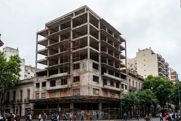 Qué pasa con los edificios abandonados en Buenos Aires y por qué podrían convertirse en viviendas