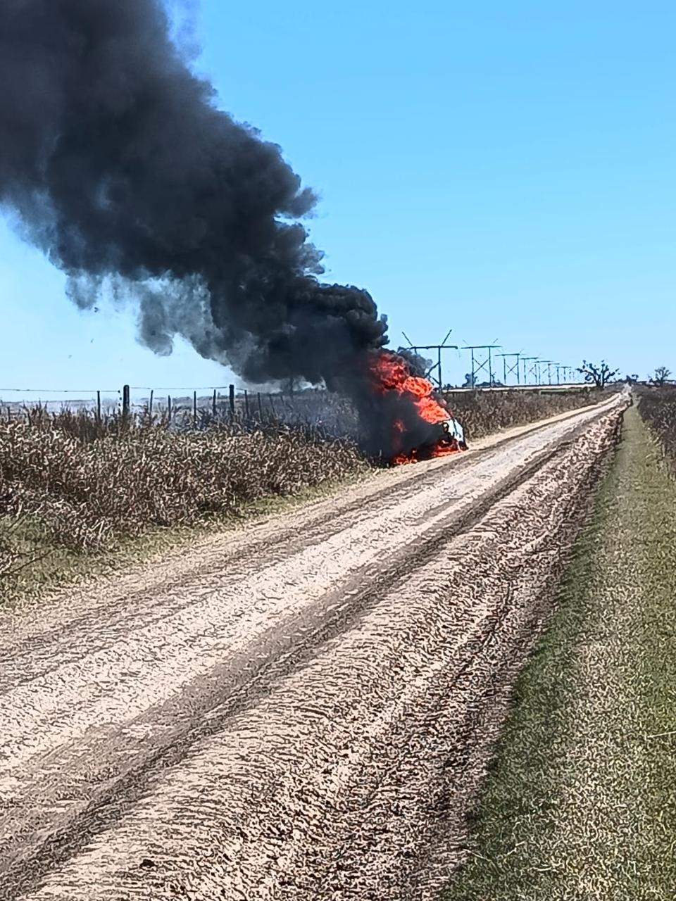 Los narcos quemaron uno de los autos antes de escapar 