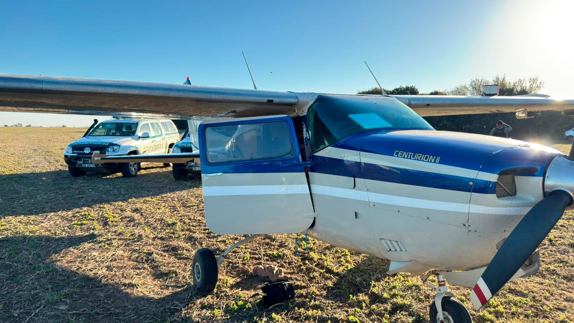 Gendarmería detuvo un avión con más de 300 kilos de cocaína cerca de Rosario 