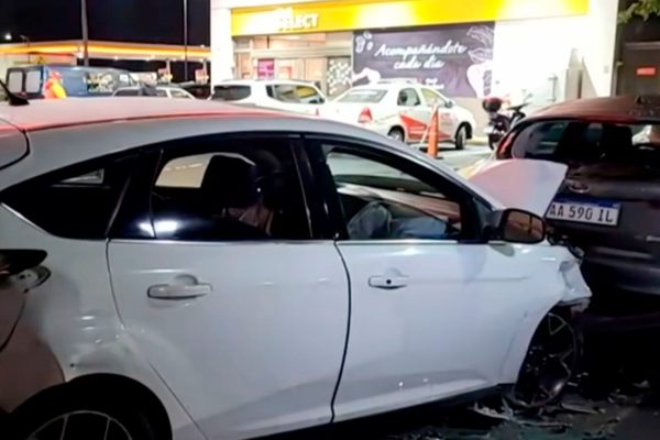 Quién es el futbolista que chocó un auto en la General Paz, impactó contra otros vehículos en una estación de servicio y huyó