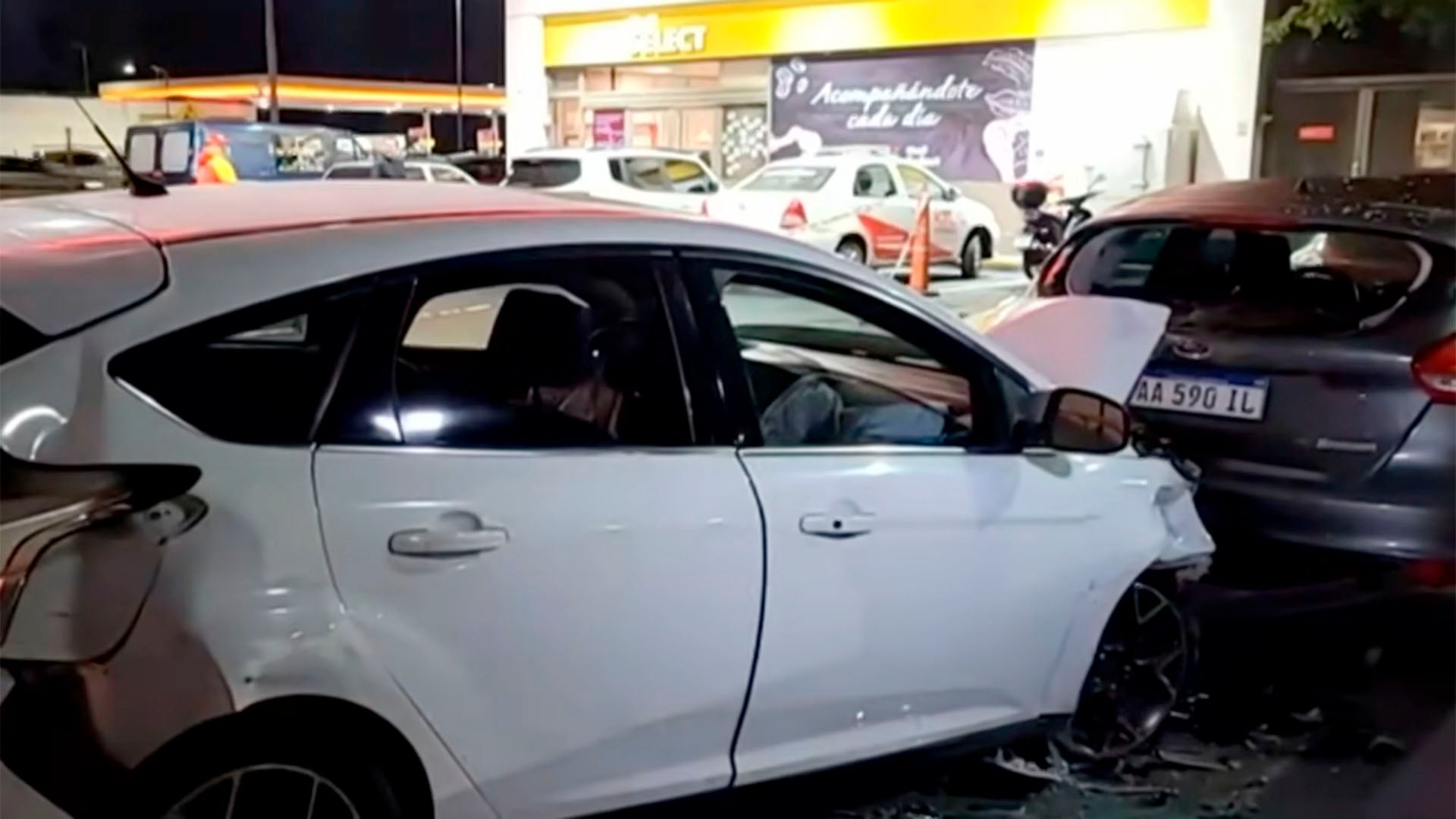 Quién es el futbolista que chocó un auto en la General Paz, impactó contra otros vehículos en una estación de servicio y huyó