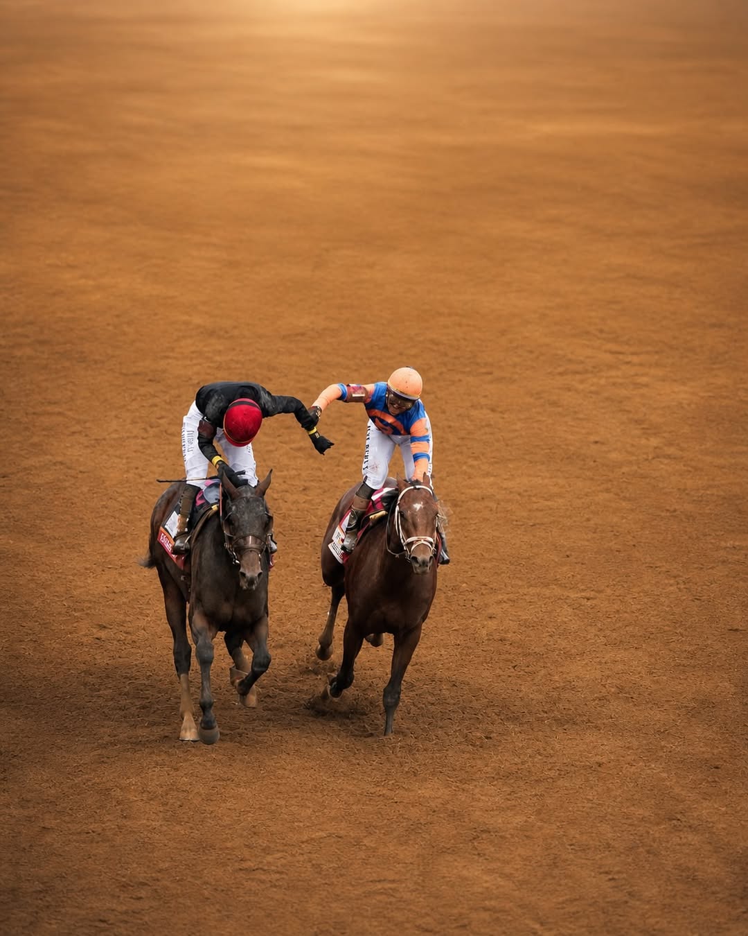José Ortiz conquistó el Kentucky Derby montando a su caballo Golden Tempo y superó en la recta final a su hermano Irad Ortiz.