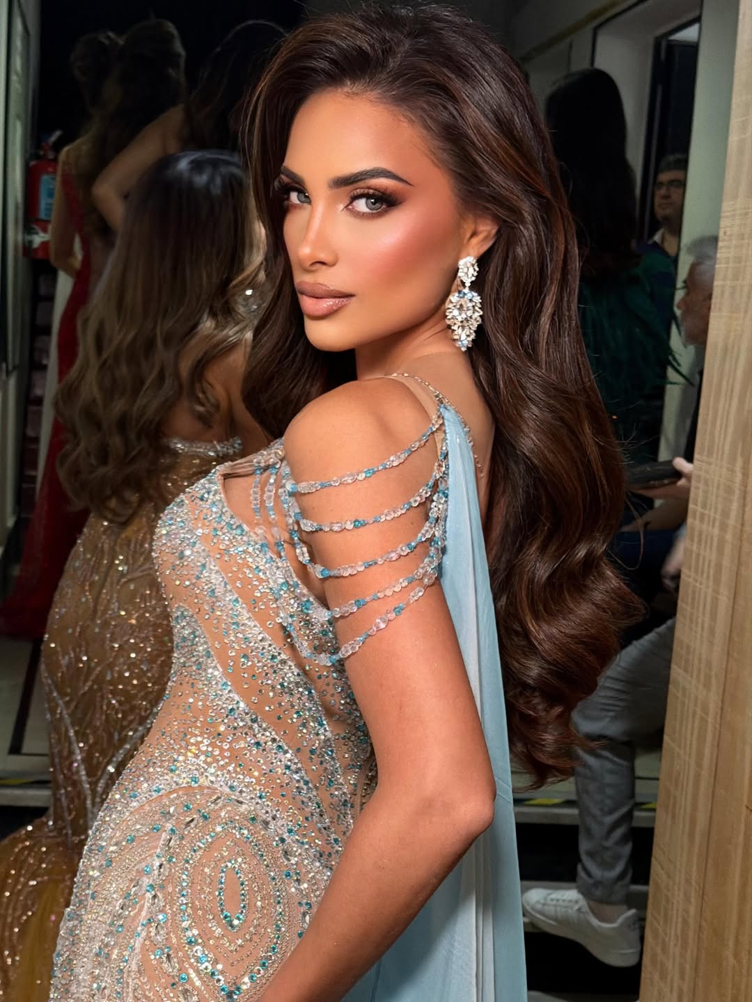 Tamara Rogouski, elegida Miss Universo Argentina 2026, posa elegantemente con un vestido de gala decorado con pedrería plateada y detalles celestes.