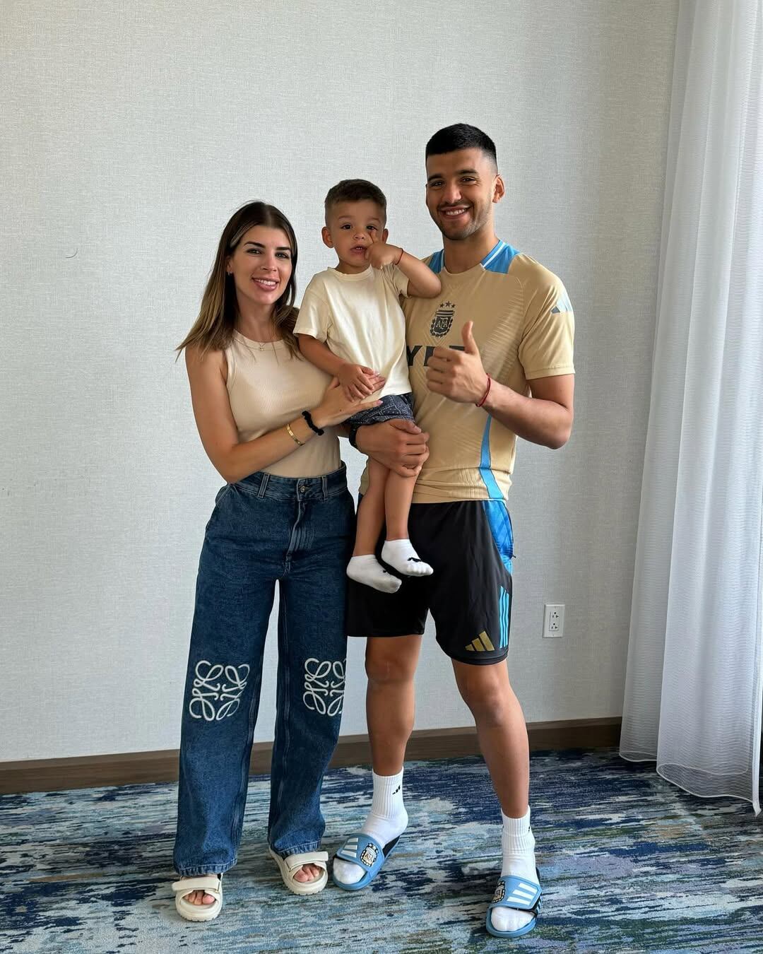 Gerónimo Rulli junto a su pareja, Rocío Espósito Suárez, y su hijo en un cálido momento familiar