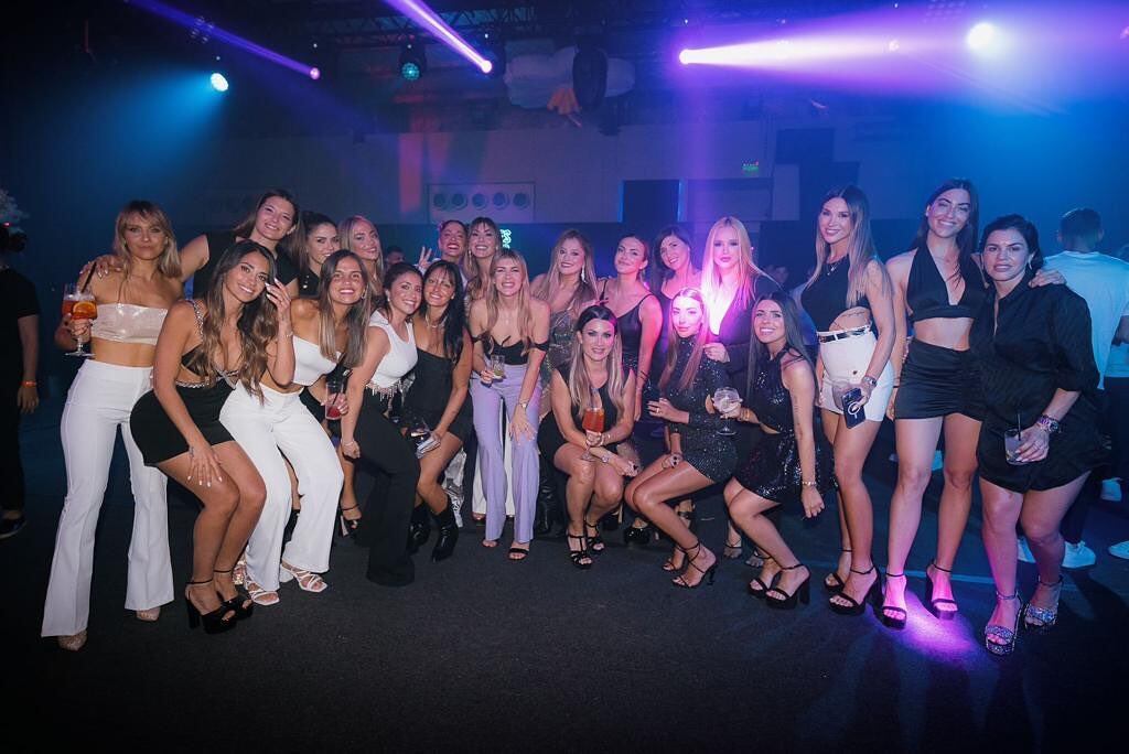 Antonela Roccuzzo, Caro Calvagni, Valentina Cervantes y otras parejas de los futbolistas de la Selección Argentina disfrutan de una animada reunión en Buenos Aires.