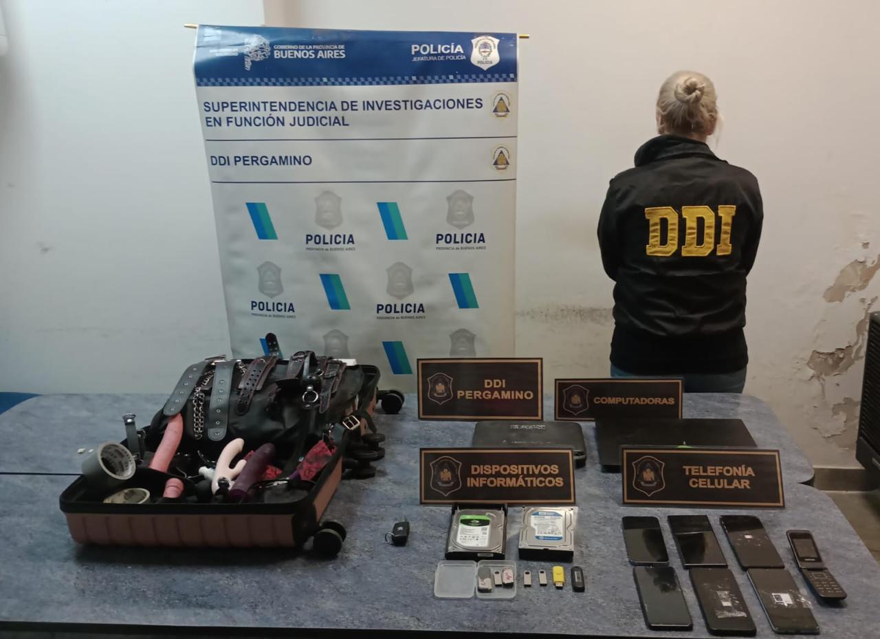 Los elementos secuestrados por la Policía bonaerense durante la detención de uno de los imputados