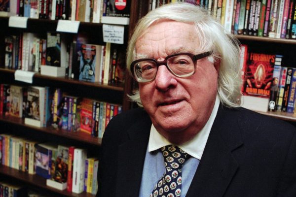 Ray Bradbury, escritor estadounidense: “No hace falta quemar libros para destruir una cultura, solo basta con lograr que la gente deje de leerlos”