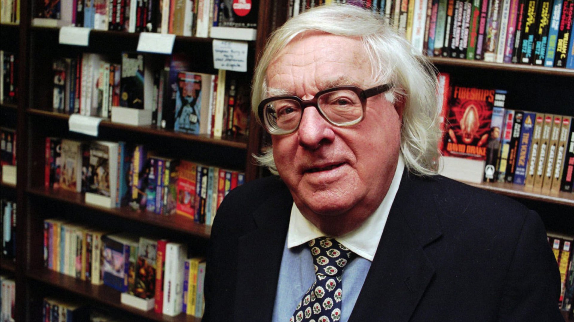 Ray Bradbury, escritor estadounidense: “No hace falta quemar libros para destruir una cultura, solo basta con lograr que la gente deje de leerlos”