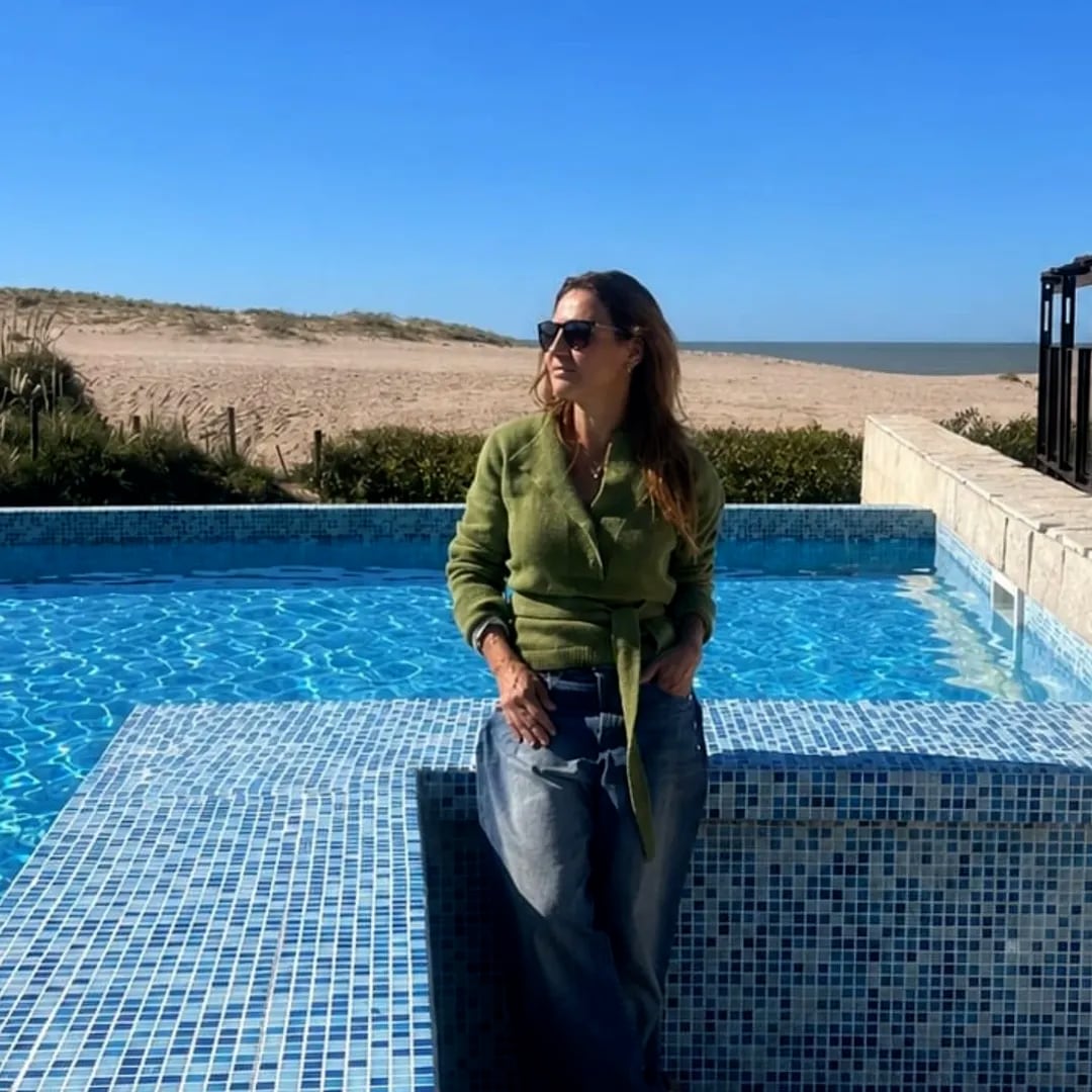 Eleonora posando al borde de una piscina, a tan solo unos metros del mar