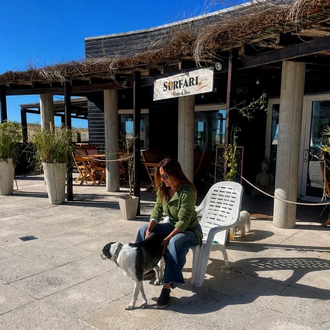 Paseos al sol y relax en Mar de las Pampas: la actriz compartió momentos de calma junto al mar