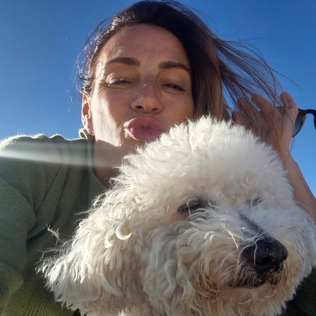 Entre la arena y el mar, Eleonora eligió la mejor compañía para desconectarse del ritmo cotidiano