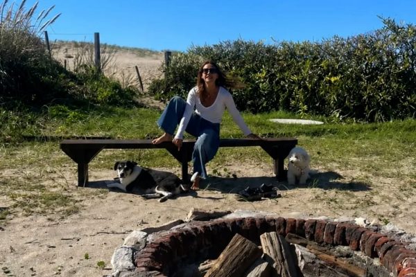 Relax, playa y amigos de cuatro patas: las mini vacaciones de Eleonora Wexler al lado del mar