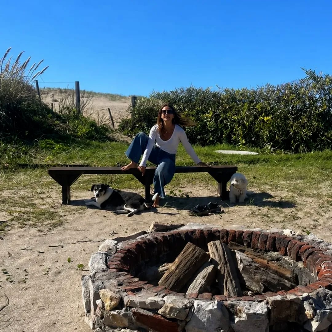 Relax, playa y amigos de cuatro patas: las mini vacaciones de Eleonora Wexler al lado del mar