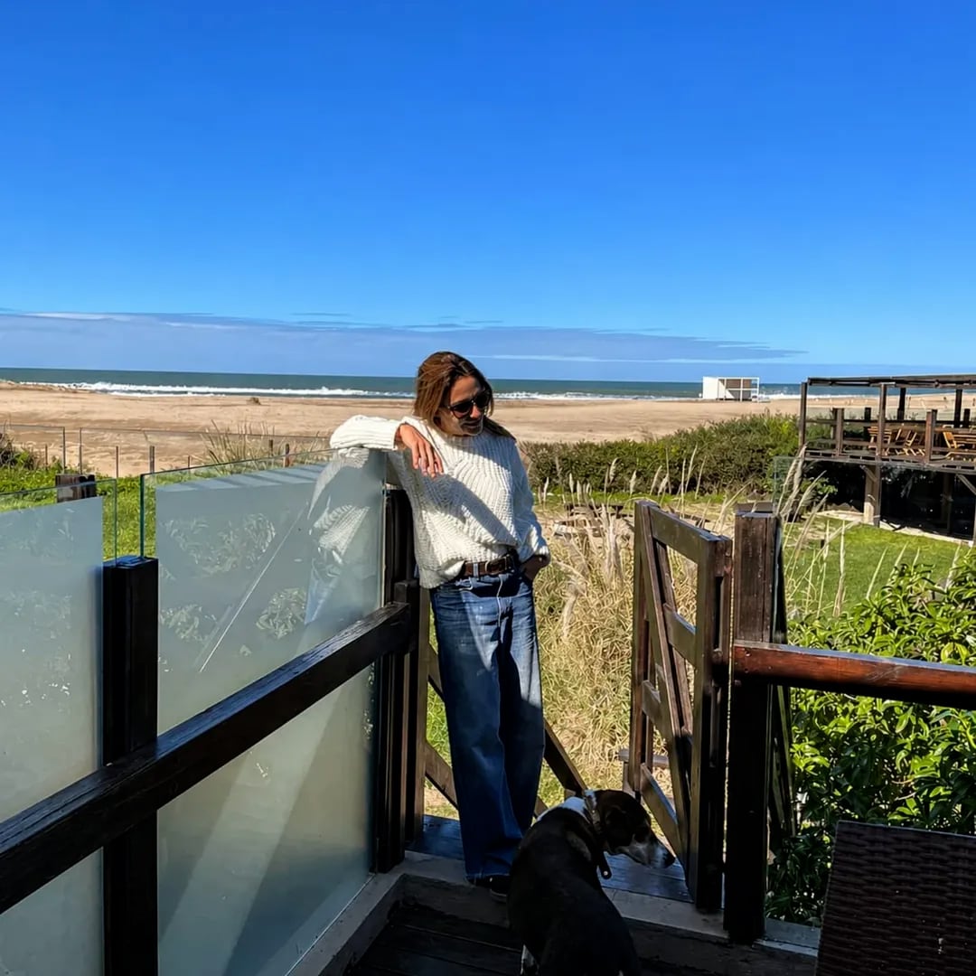 Paseos al sol y relax en Mar de las Pampas: la actriz compartió momentos de calma junto al mar