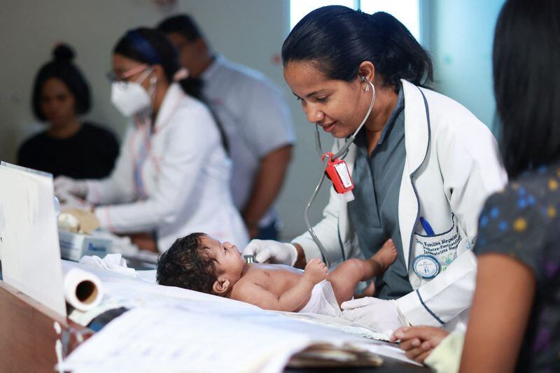 Un bebé nacido de madre haitiana recibe su primera revisión médica en un hospital local, en Santo Domingo, República Dominicana, 14 de enero de 2025. REUTERS/Erika Santelices