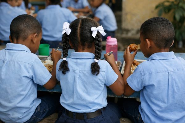 República Dominicana: Casi 150 mil dominicanos acceden a alimentación escolar mediante programas públicos
