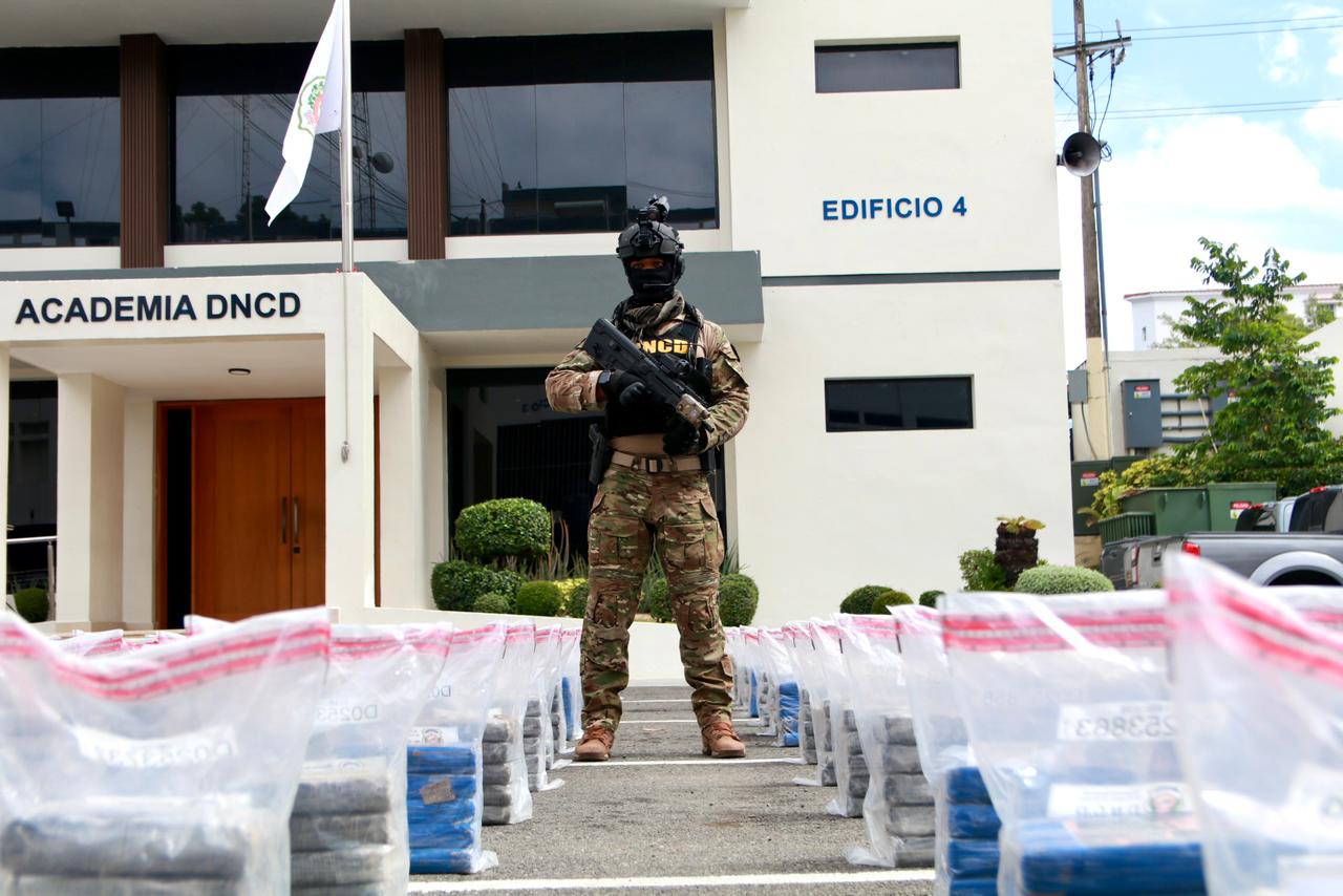 La persecución marítima y aérea logró desarticular una ruta de tránsito de drogas hacia territorio dominicano. (Cortesía: Dirección Nacional de Control de Drogas)