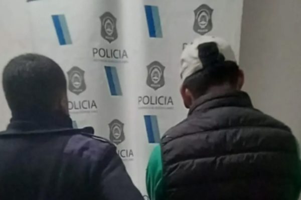 Rescatan a una mujer encerrada por su pareja mientras sus hijos lloraban en la vereda, el hombre fue detenido