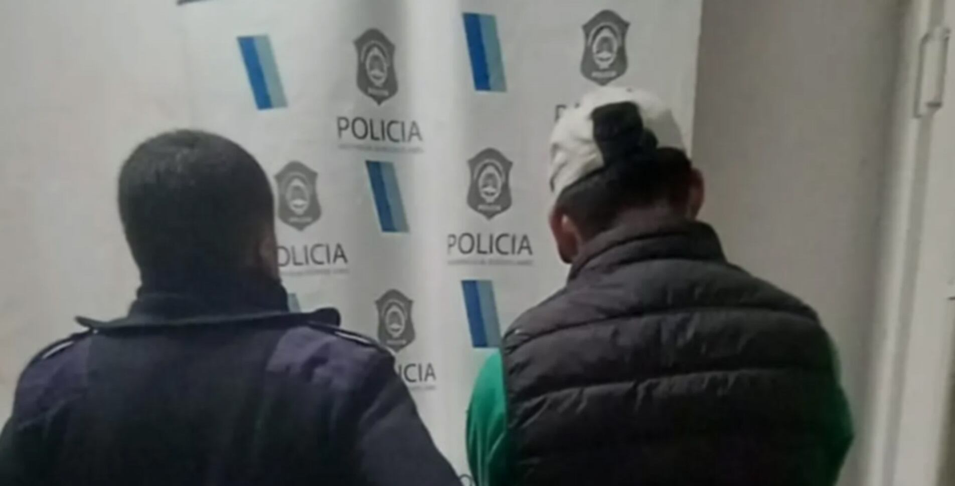 Rescatan a una mujer encerrada por su pareja mientras sus hijos lloraban en la vereda, el hombre fue detenido
