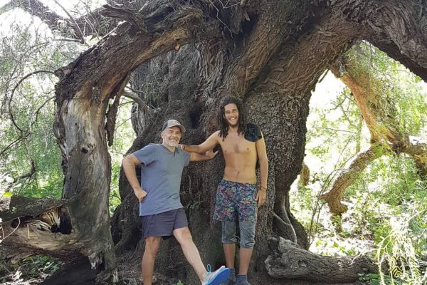 Risas, cortes y mucha complicidad: así fue la visita de Julián Weich y su hijo a la peluquería