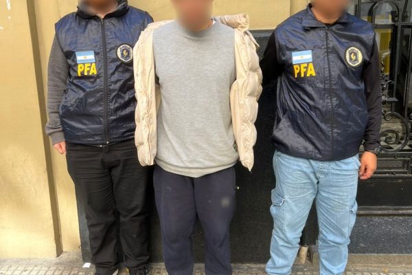 Robó dos veces el mismo local, se fugó de la cárcel y cayó cuando fue a buscar su certificado de antecedentes penales