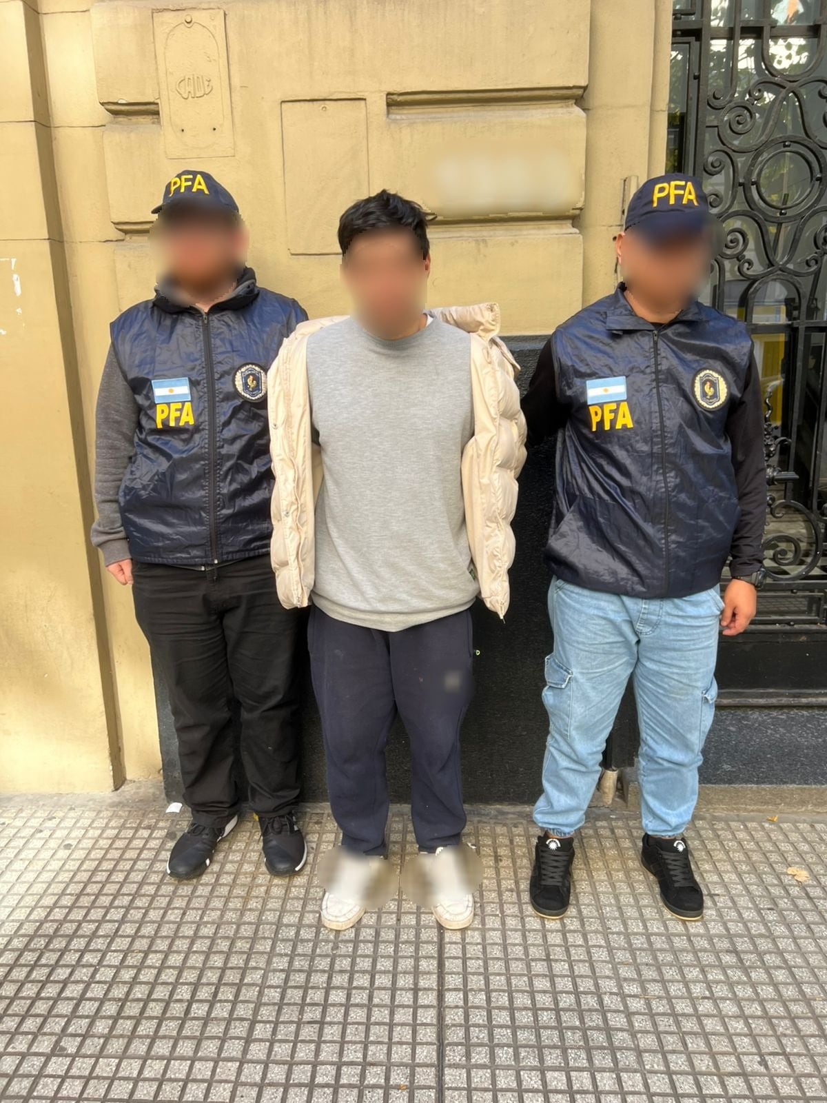 Robó dos veces el mismo local, se fugó de la cárcel y cayó cuando fue a buscar su certificado de antecedentes penales