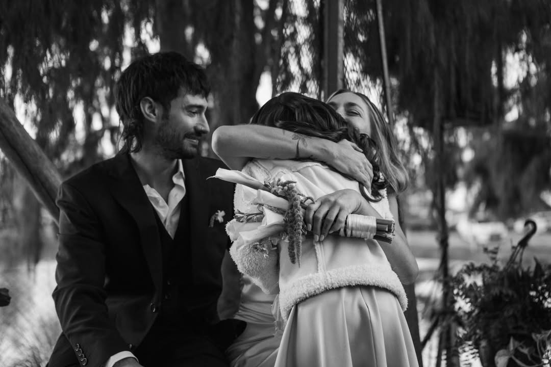 La romántica celebración contó con la participación de la hija de la pareja, Lupe, quien tuvo un rol especial durante la ceremonia