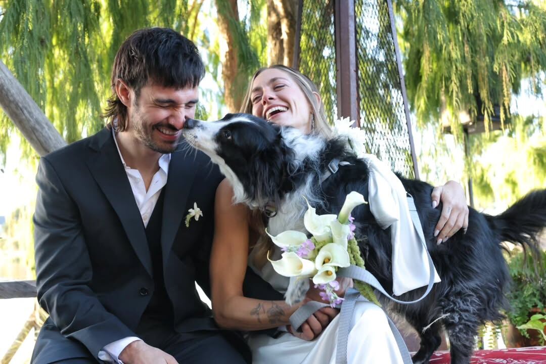 La mascota de la familia acompañó el rito nupcial, sumando un detalle tierno y original al casamiento